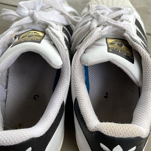 Sz 5.5 Adidas Superstar Shoes - Picture 5 of 5
